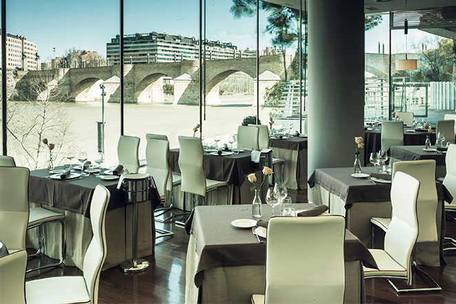 Salón restaurante vistas al río