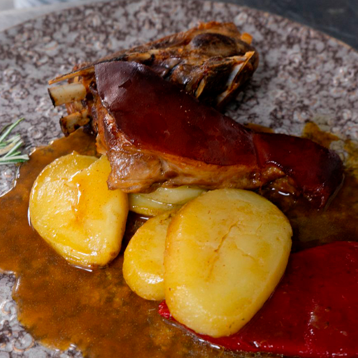 PALETILLA TERNASCO ASADO CON patatas panaderas y piquillos