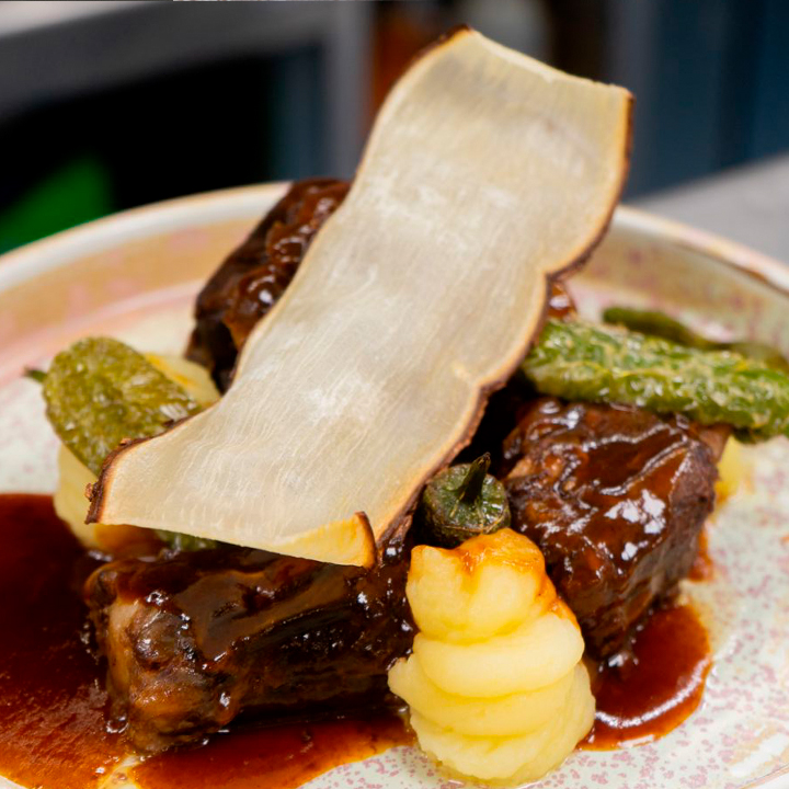 Rabo de toro estofado, patata y crujiente de yuca