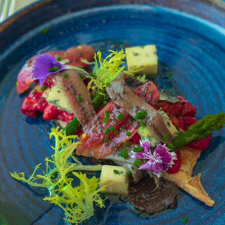 COCA DE ANCHOA DEL CANTÁBRICO, tomate de Barbastro, espárragos y Stilton