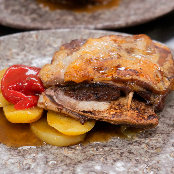 COCHINILLO ASADO, frutos rojos y reducción de amontillado