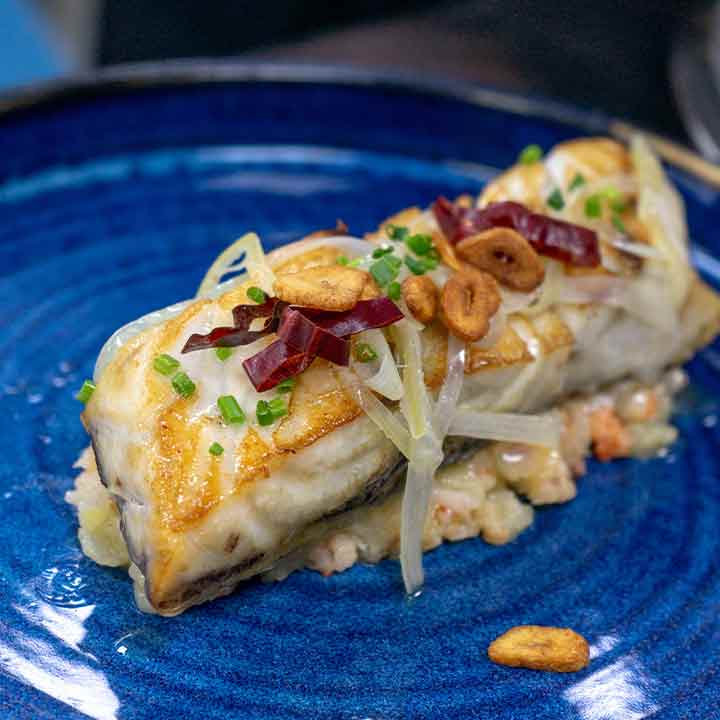 CORVINA, sobre patatas, tocineta y gambas al orio