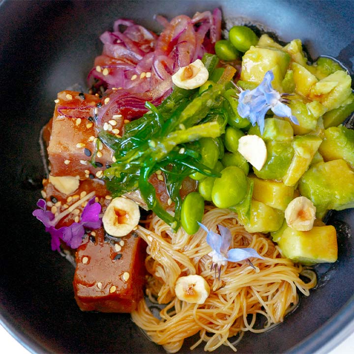 ATÚN MARINADO, fideos de arroz, salmorejo y edamame