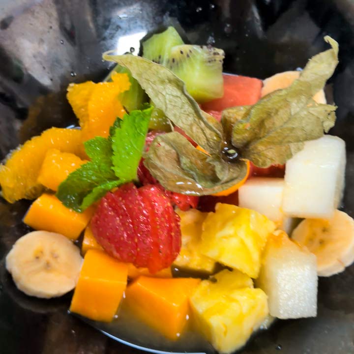 Ensalada de frutas Con zumo de naranja.