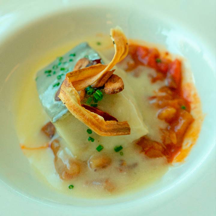 LOMO DE BACALAO AL PIL PIL, sobre guiso de sus callos