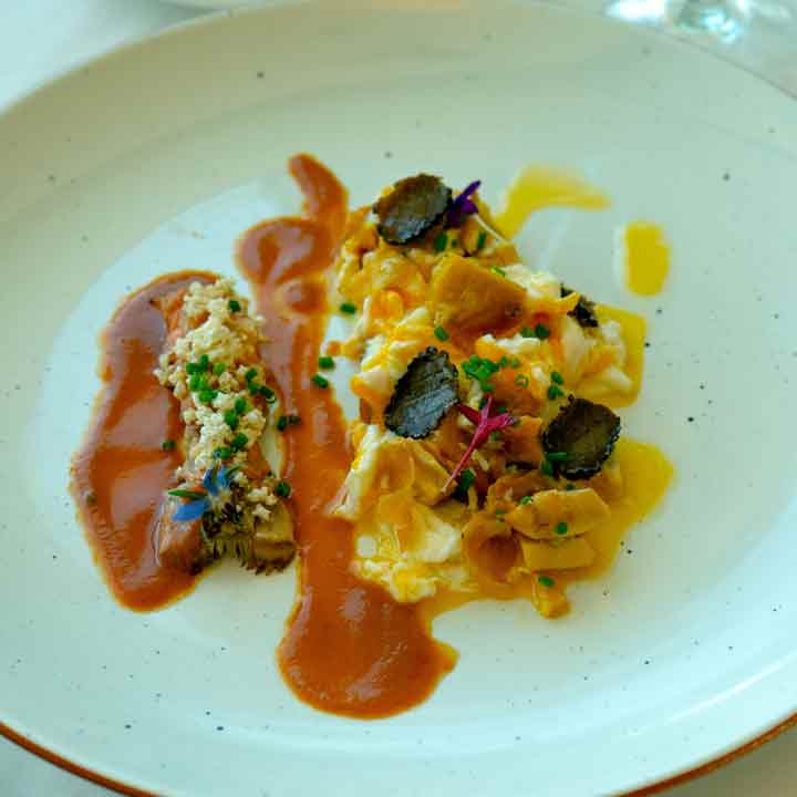 REVUELTO DE HUEVO Y POLLO DE CORRAL, langostino de Vinarós, jugo de cigala, trufa de verano y palomitas de maíz