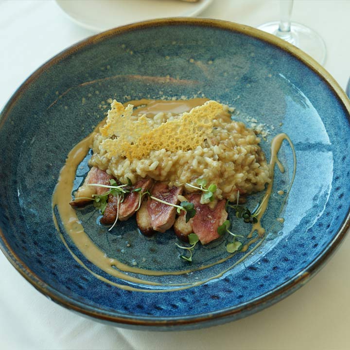 RISOTTO DE AZAFRÁN Y PATO AZULÓN, con su magret a la sal