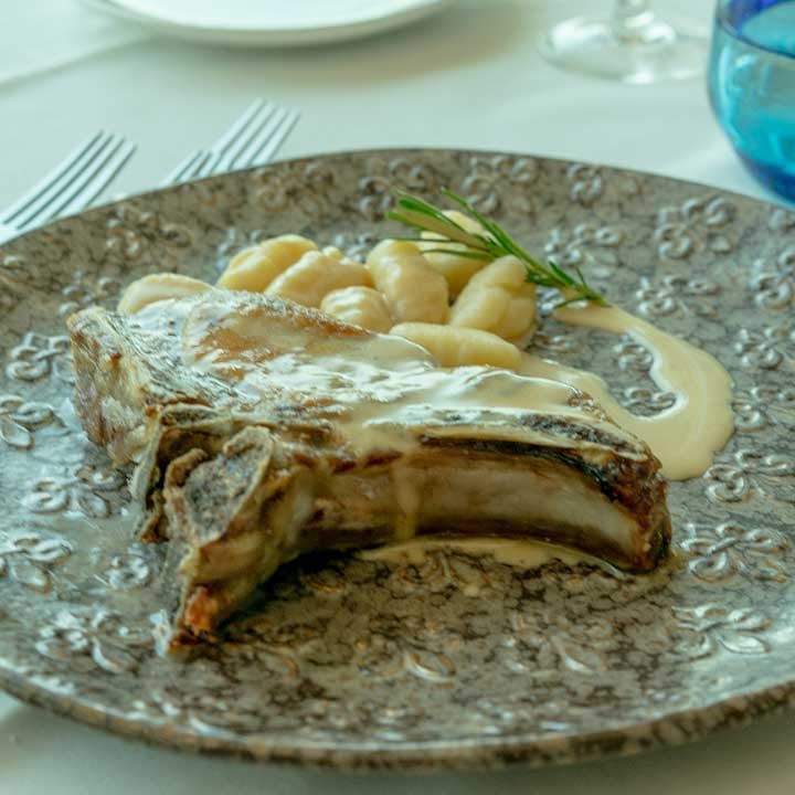 Chuleta de ibérico al chardonnay y ñoquis al grana padano
