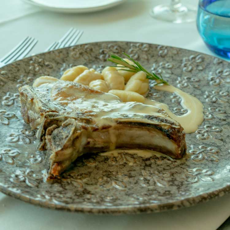Chuleta de ibérico al chardonnay y ñoquis al grana padano