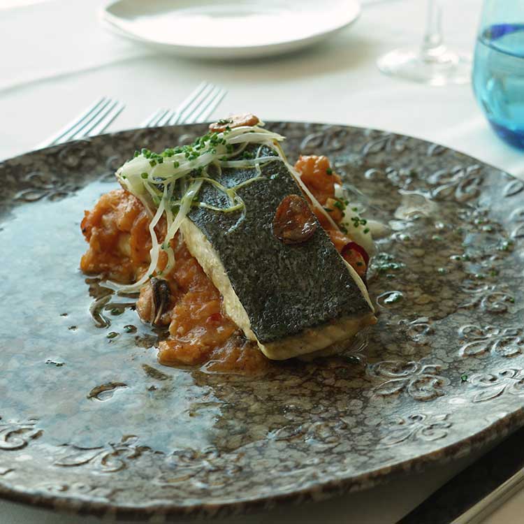 Merluza rellena de centollo con salsa de cigalas